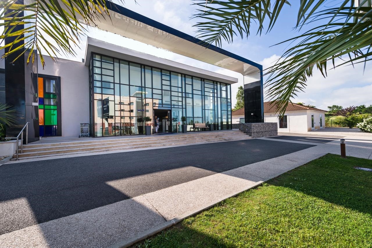 Holiday Inn Marseille airport Facade Marseille Airport Holiday inn hotel